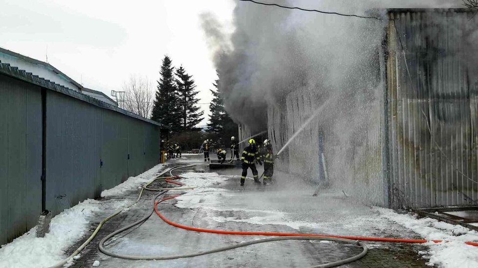 Patnáct jednotek hasičů likvidovalo až do pondělní noci požár ve skladu v Tišnově. Škoda půjde do milionů korun.