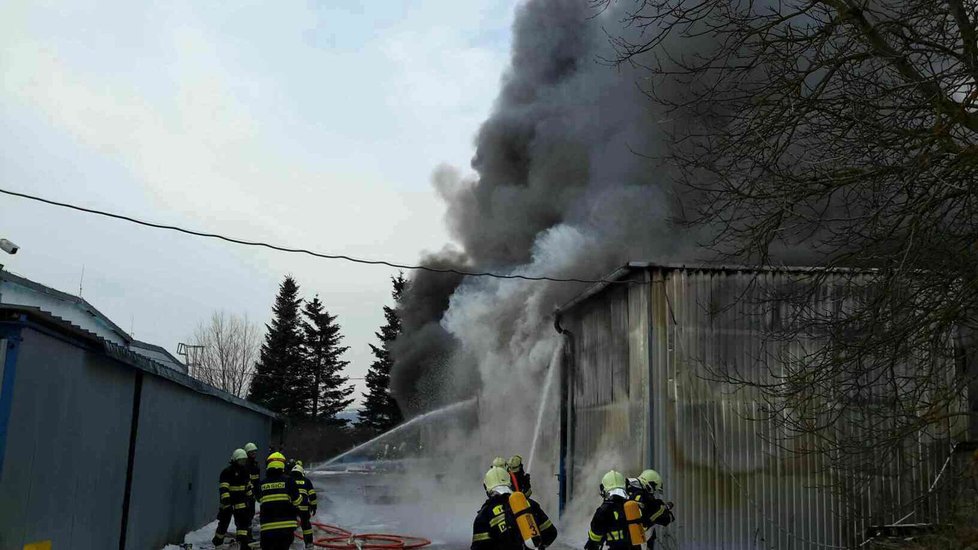 Patnáct jednotek hasičů likvidovalo až do pondělní noci požár ve skladu v Tišnově. Škoda půjde do milionů korun.