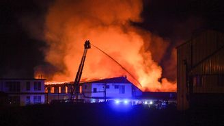 Hasiči dohašují skrytá ohniska po požáru haly v Lysé nad Labem 