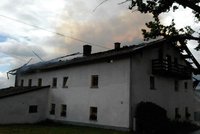 Pět mrtvých při požáru bytového domu: Rodiny zaskočil oheň na půdě pozdě večer!