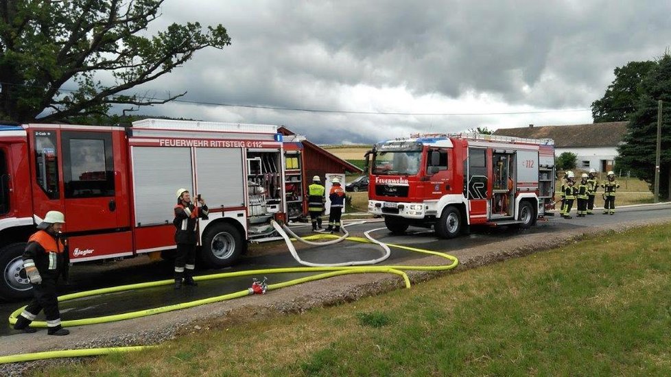 Domažličtí hasiči pomáhali v Německu hasit zemědělskou usedlost.