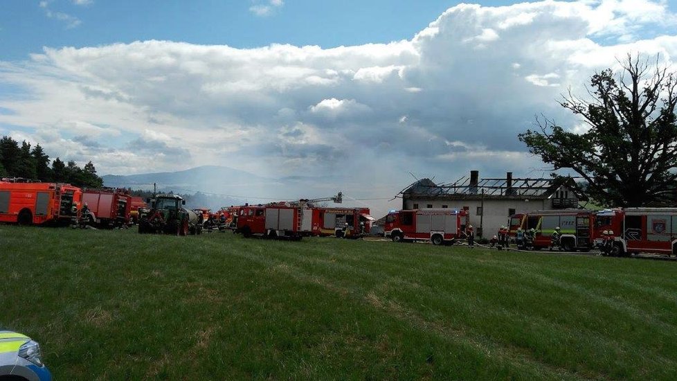 Domažličtí hasiči pomáhali v Německu hasit zemědělskou usedlost.