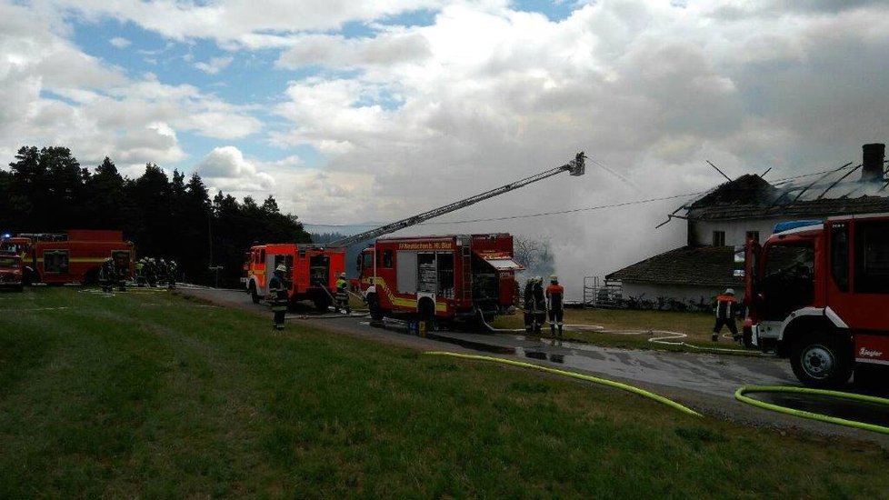 Domažličtí hasiči pomáhali v Německu hasit zemědělskou usedlost.