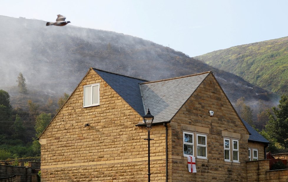 V severozápadní Anglii v Carrbrooku došlo k evakuaci 30 domů z důvodu rozšiřujícího se požáru vřesoviště Saddleworth Moor u Manchesteru.