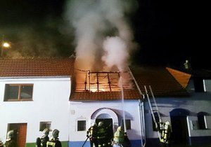 Při požáru sklípku v Bořeticích zemřel člověk.