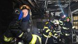 Požár suterénu domu v pražském Braníku: Hasiči zachránili několik lidí, škody jdou do milionů