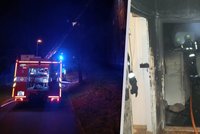 Noční požár zničil byt na Praze 3: Škoda je půl milionu korun. Hasiči z domu vyvedli 11 lidí
