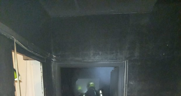 Noční požár v bytě v ulici Na Vrcholu v Praze 3. (12. března 2022)