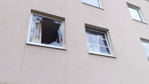 Poplach na Černém Mostě: Obyvatele vyděsil výbuch v koupelně! 8 lidí muselo z domu