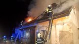 Noční požár na Horňácku: Ze silně zakouřeného domu zachránili hasiči staršího muže