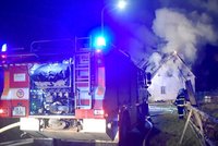 Podkrovní byt v Raspenavě zachvátil požár: Tři lidé se popálili a nadýchali kouře