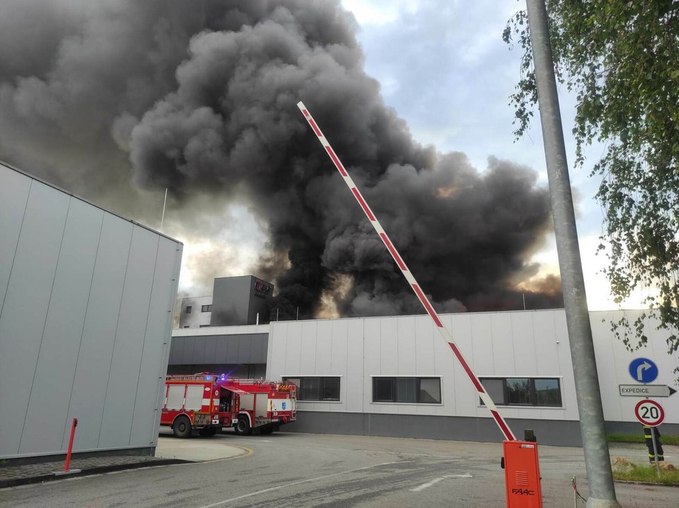 Požár průmyslové haly na Hodonínsku. (9. června 2023)