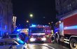 Pražští hasiči zasahují u požáru hotelu v Náplavní ulici nedaleko Jiráskova mostu.