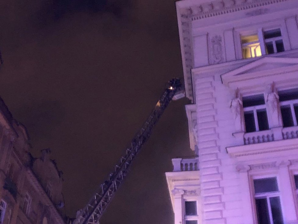 Požár hotelu na pražském Novém Městě. Záchranná služba aktivovala traumaplán a poslala vůz Atego pro větší počet raněných.