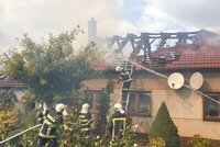 Desítky hasičů zasahují na Blanensku, bojují s rozsáhlým požárem půdy rodinného domu