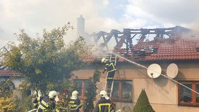 Hasiči v Černovicích na Blanensku bojují s požárem půdy rodinného domu.