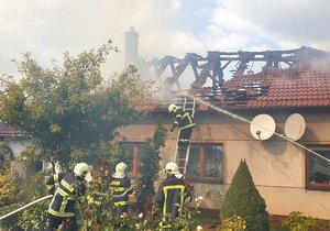 Hasiči v Černovicích na Blanensku bojují s požárem půdy rodinného domu.