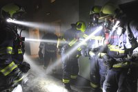 Požár ubytovny, 37 lidí v ohrožení! Popálená žena i přiotrávení