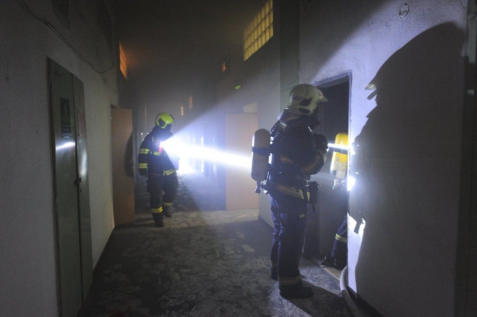 Při požáru ubytovny v Běchovicích bylo evakuováno 113 osob.