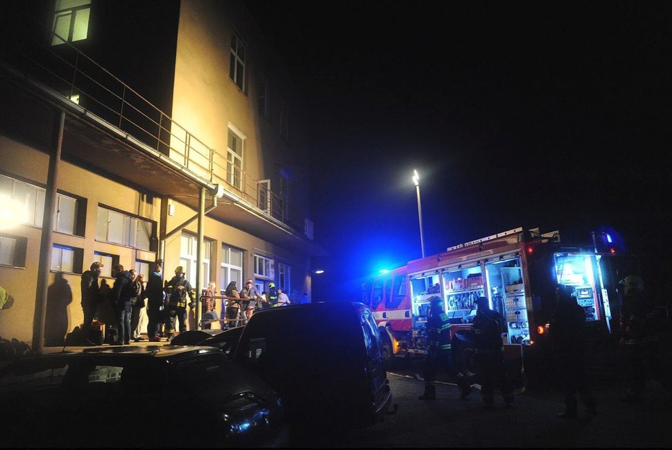 Při požáru ubytovny v Běchovicích bylo evakuováno 113 osob.