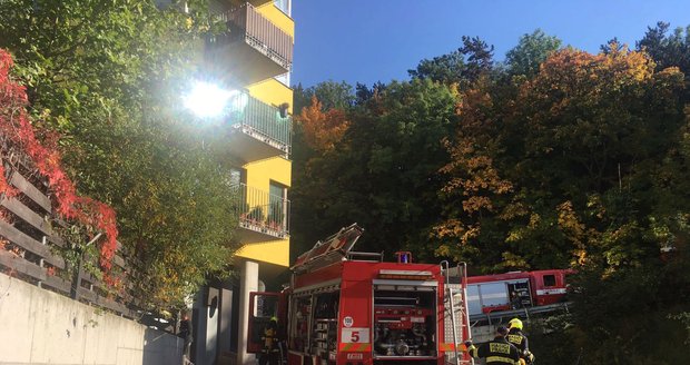 Pražští hasiči evakuovali z neobydleného objektu na Žižkově bezdomovce, hoří tam dvě místnosti a střecha.