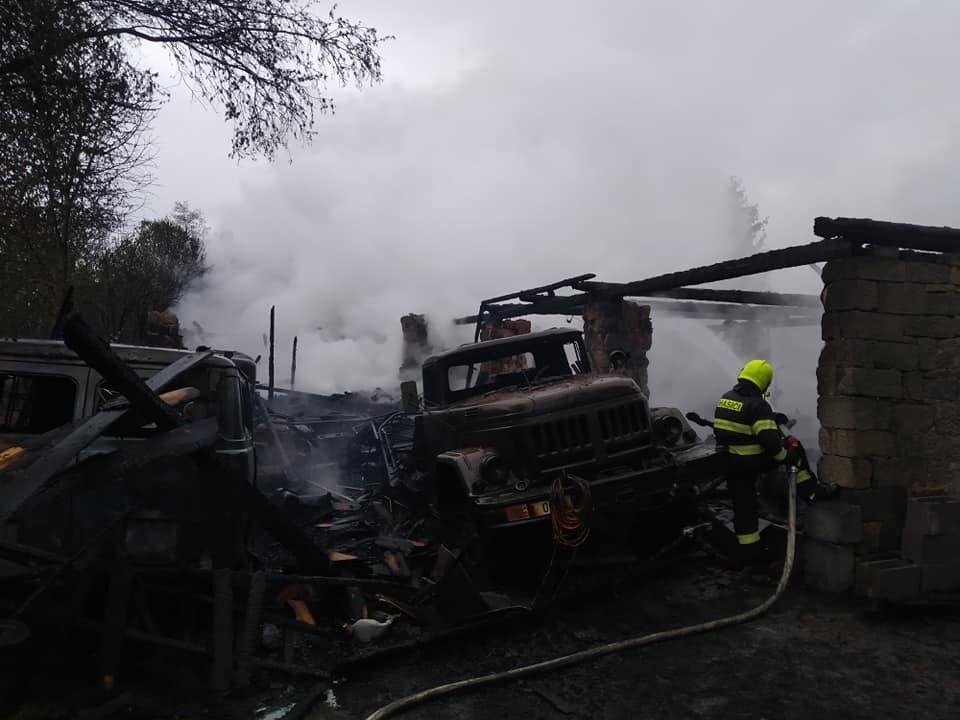 Sběratelská tragédie: Při požáru na Jičínsku shořela historická vojenská vozidla.