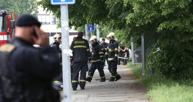 V jednom z bytů v Jihlavském ulici na Praze 4 hořelo. Oheň hasilo 30 hasičů.