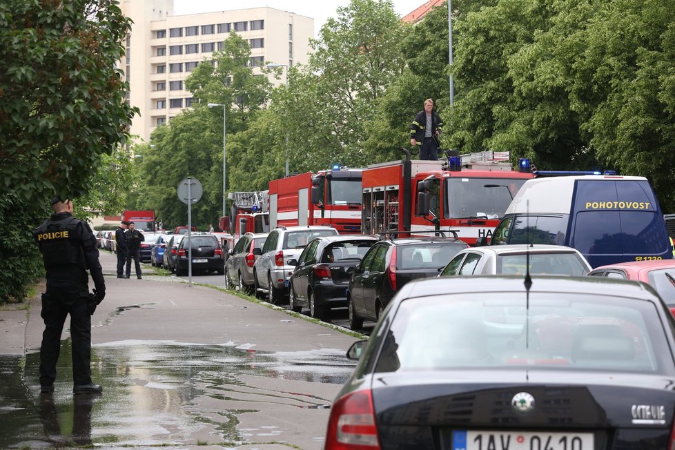 V jednom z bytů v Jihlavském ulici na Praze 4 hořelo. Oheň hasilo 30 hasičů.
