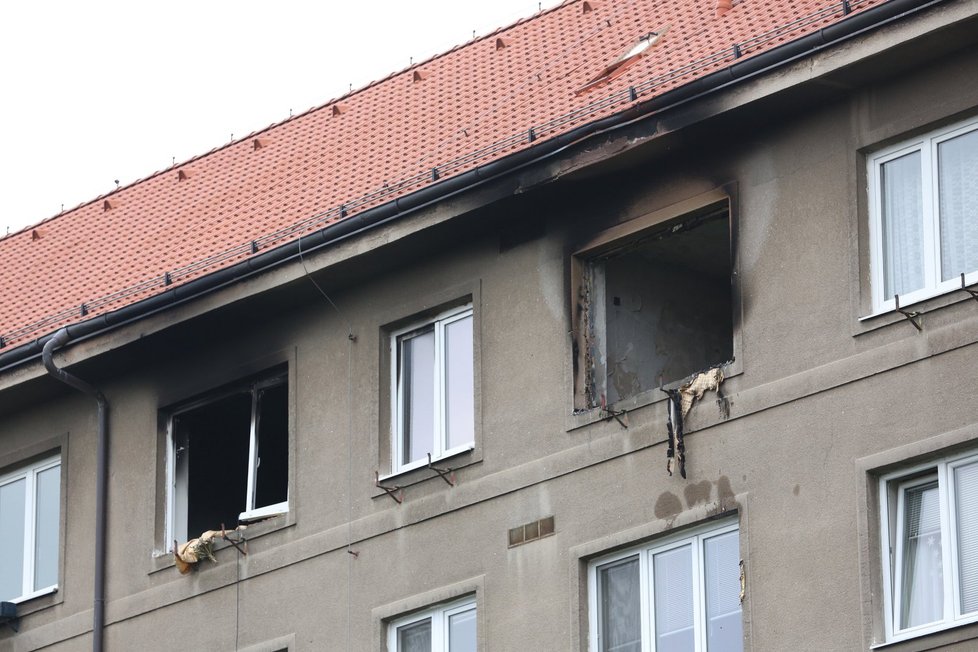 V jednom z bytů v Jihlavském ulici na Praze 4 hořelo. Oheň hasilo 30 hasičů.