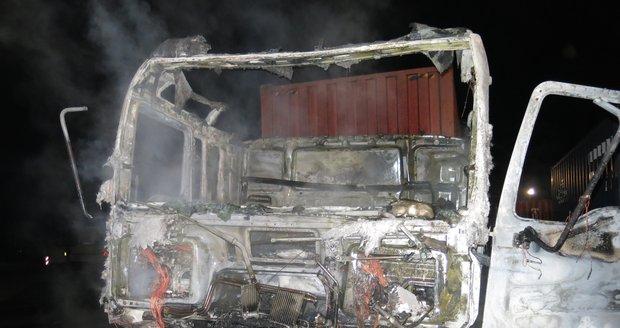 Kabina jednoho kamionu shořela zcela, druhý vůz ji má notně ohořelou.