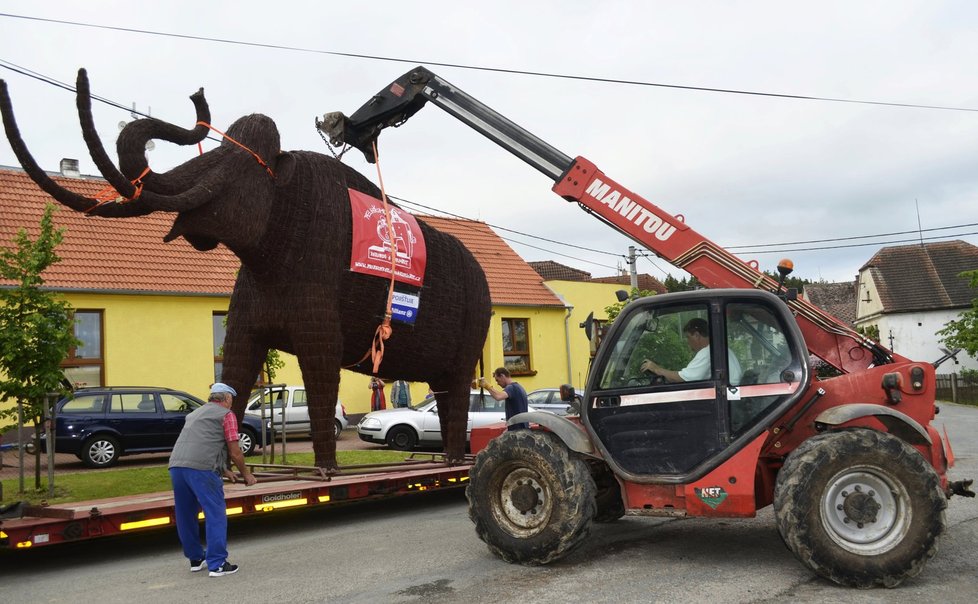 Tímhle nakladačem Manitou požár uhasili. Jen tam byla navíc lžíce, do které se nabrala voda.