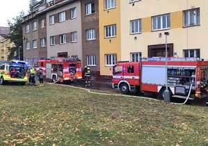 Hasiči evakuovali 13 osob kvůli požáru bytového domu v ulici Na hřebenech.