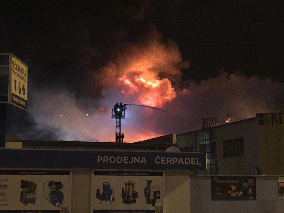 Na Kolbenově ulici zasahují hasiči u požáru trampolínového centra.