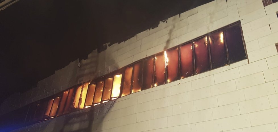 Ve Vysočanech u rozsáhlého požáru trampolínového centra zasahuje několik desítek hasičů.
