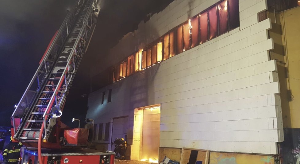 Ve Vysočanech u rozsáhlého požáru trampolínového centra zasahuje několik desítek hasičů.