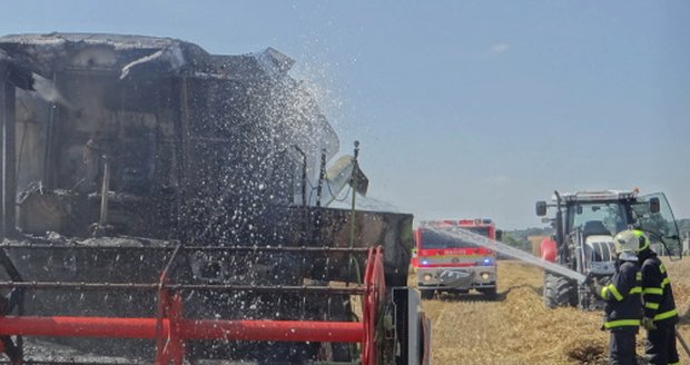 Zemědělec sklízel pšenici a začal mu hořet kombajn. Škoda je zatím vyčíslena na 3 miliony!