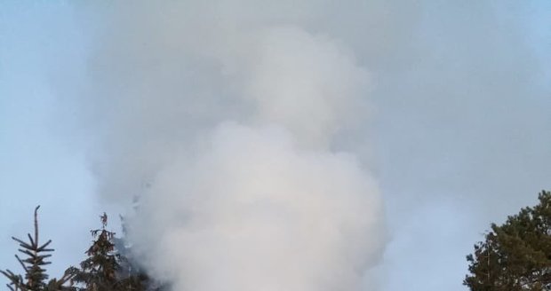 14. února 2021: Pražští hasiči vyjížděli do Suchdola, kde hořela chata. Oblaka kouře se vznášela nad Vltavou.