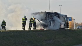Hasiči v pátek odpoledne likvidovali požár autobusu v Letňanech.