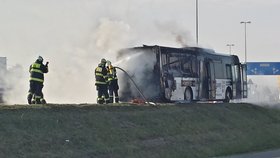 Hasiči v pátek odpoledne likvidovali požár autobusu v Letňanech.