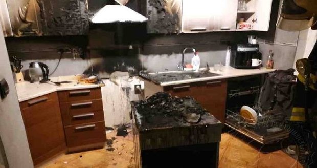 Tátu z Lichkova chytla mlsná: Smažení hranolků skončilo požárem! Rodinu zachránil syn (15)