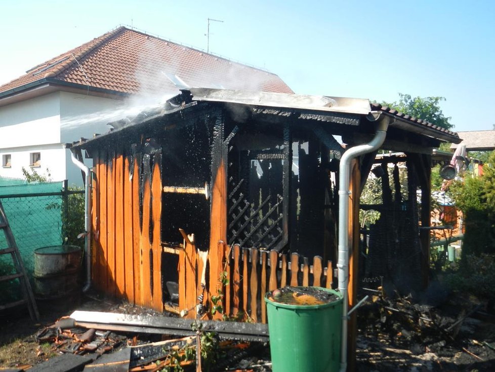 Dvojčata rodičům zapálila zahradní domek, když se učila kouřit
