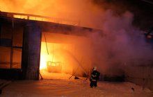 Požár v otrokovické továrně: Žár tavil hasičům dýchací masky!
