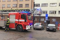 Černý kouř se valil z domu v Nuslích. Nájemníky vyděsil požár ve světlíku