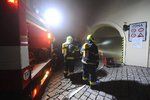 4 jednotky pražských hasičů zasahovali v sobotu před půlnocí u požáru poblíž Pražského hradu. Pomáhali jim i přímo hasičské jednotky z Hradu.