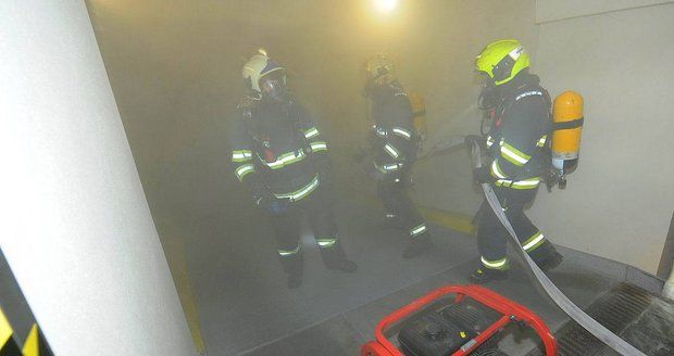 Čtyři jednotky pražských hasičů zasahovaly v sobotu před půlnocí u požáru poblíž Pražského hradu.