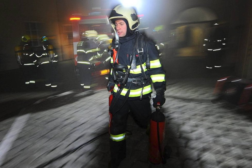 4 jednotky pražských hasičů zasahovali v sobotu před půlnocí u požáru poblíž Pražského hradu.