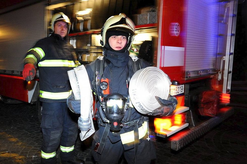 4 jednotky pražských hasičů zasahovali v sobotu před půlnocí u požáru poblíž Pražského hradu.