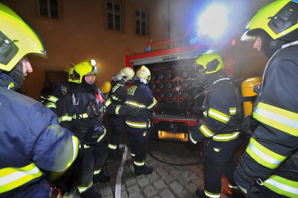 4 jednotky pražských hasičů zasahovali v sobotu před půlnocí u požáru poblíž Pražského hradu. Pomáhali jim i přímo hasičské jednotky z Hradu.