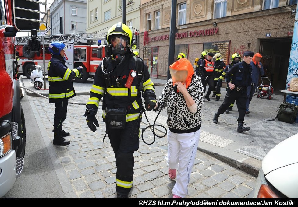 V Nuselské ulici hořel suterén obytného domu.