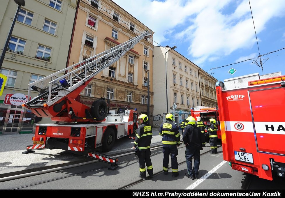 V Nuselské ulici hořel suterén obytného domu.